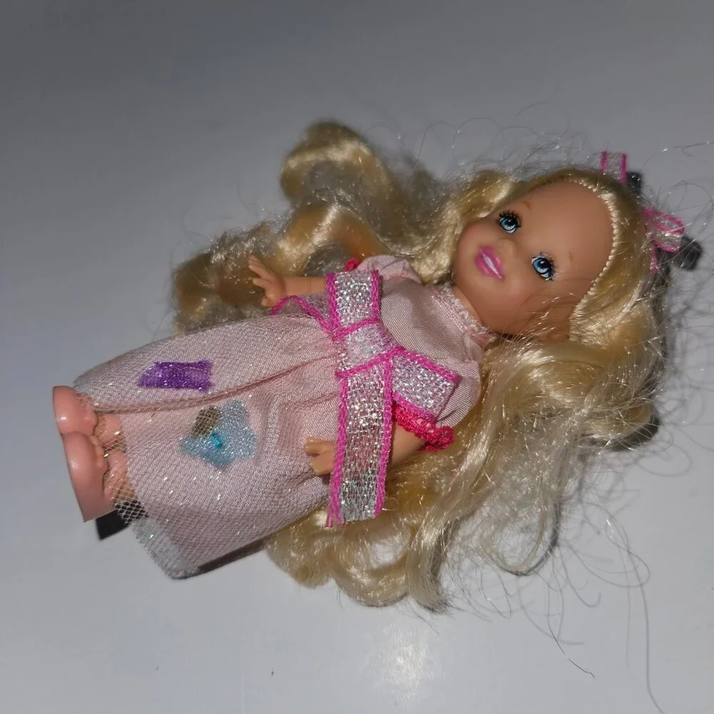 VTG Barbie Rapunzel's Wedding Kelly Flower Girl Blonde 4